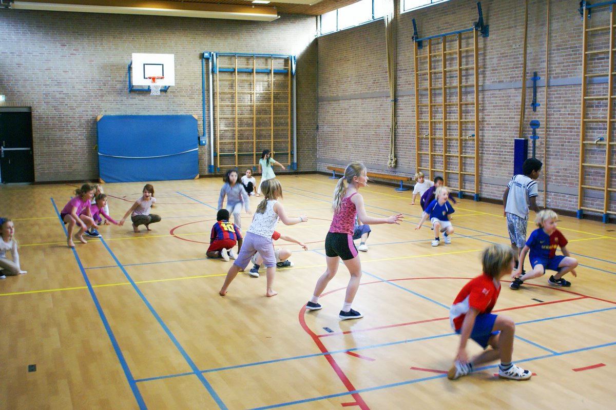 Het winterrooster gaat in. Vanaf vandaag verhuizen de streetsports-activiteiten met <a href="/SU__Nabil/">Nabil Azarkan</a> in Kanaleneiland en Rivierenwijk naar binnen. Zie het rooster op: sportstad-utrecht.nl/sportaanbieder…