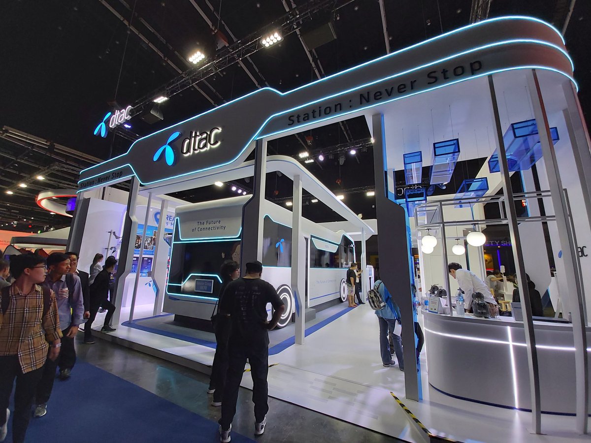 jokermaster619's tweet photo. ภาพบรรยากาศในงานครับทาง #Ais #True #dtac #Huawei #ZTE และอีกหลายเจ้าต่างชูเรื่อง #5G อย่างชัดเจน ไม่นานเกินรอครับผม นอกจากนี้ยังมีแบรนด์ต่างๆมากมาย ผมเพลินมากเลยนะ ใกล้นิดเดียว #BTS ต่อเดียวถึง^^ #DTBB2019 #DTBB #DigitalThailandBigbang #DigitalThailandBigbang2018 https://t.co/poa16ujsLA
