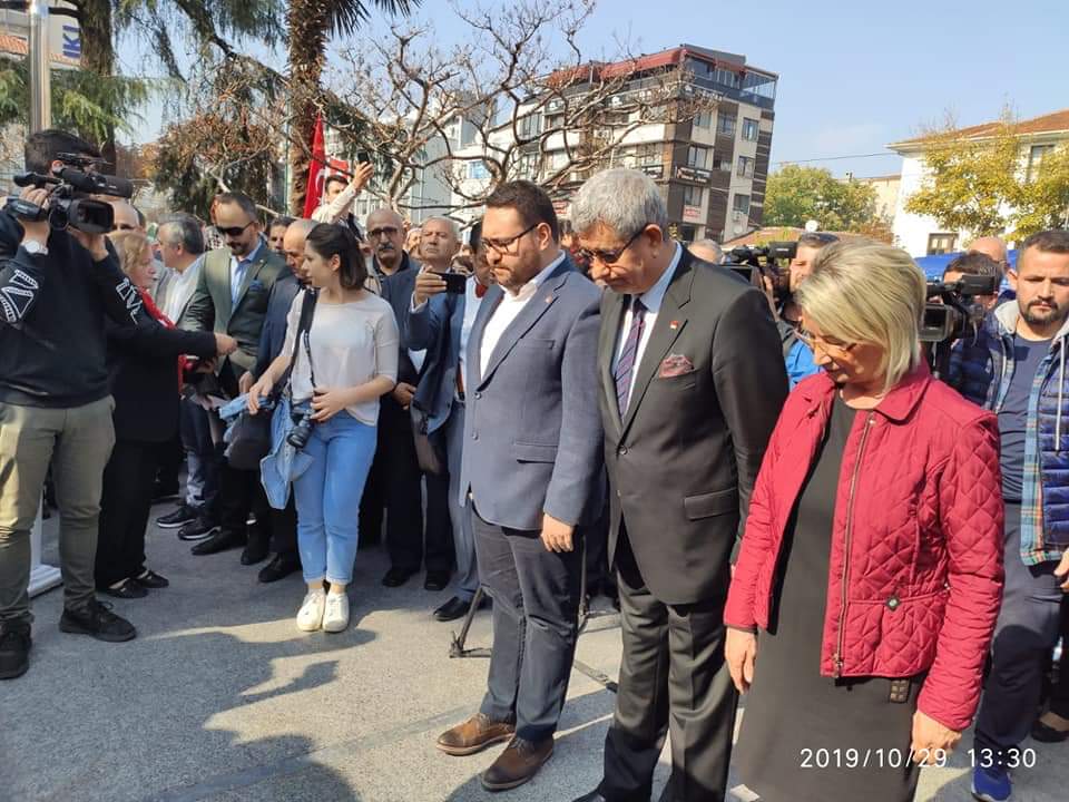29 Ekim Cumhuriyet Bayramınında ilk günkü heyecan ve coşkuyla, hep birlikte bayraklarımızla Mahfel Çay Bahçesi'nden Heykel Atatürk Anıtı'na yürüdük. Cumhuriyet Yürüyüşümüze tüm Bursalılarla gerçekleştirdik
 #29EkimCumhuriyetBayramı