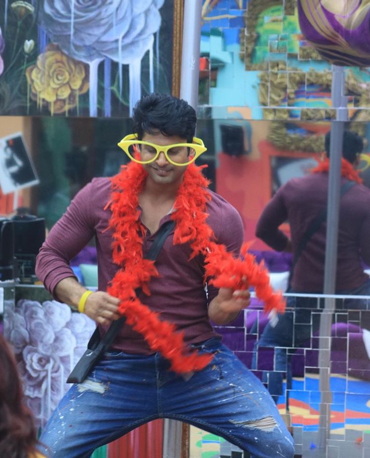 sidharth_shukla's tweet photo. Coming up tonight! And oh what a treat it will be for all of us Sidharth fans, isn’t it? With the Diwali festivities still in the air, the house too shall see some lighthearted moments and we love that our dear Sid shall be dancing away!
#TeamSidharthShukla #RealSid #BB13 https://t.co/wkTBO3BrUJ