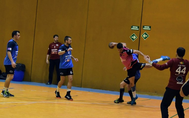 CatHANDBOL (@cathandbol) on Twitter photo RESUM #LligaCatH: El <a href="/Clubhandbolgava/">Club Handbol Gavà</a> cau... i la Coope <a href="/hcsantboi/">Handbol Cooperativa</a> i <a href="/HTerrassa/">Club Handbol Terrassa</a> l'atrapen
➡️ cathandbol.cat/catalanes/llig… RESUM #LligaCatH: El <a href="/Clubhandbolgava/">Club Handbol Gavà</a> cau... i la Coope <a href="/hcsantboi/">Handbol Cooperativa</a> i <a href="/HTerrassa/">Club Handbol Terrassa</a> l'atrapen
➡️ cathandbol.cat/catalanes/llig…