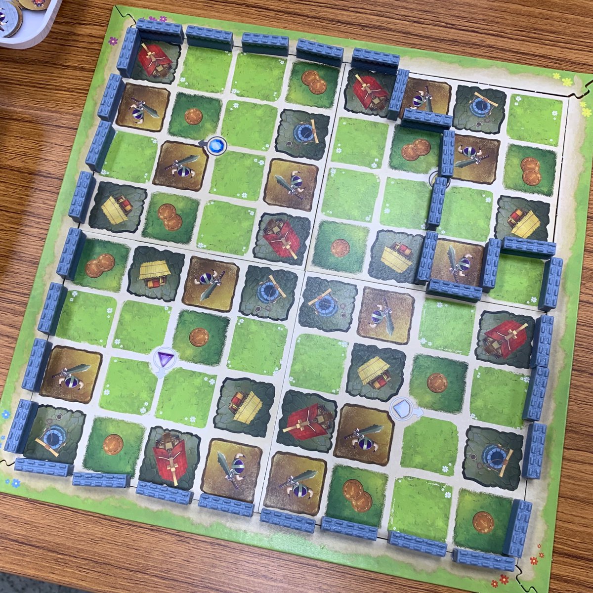 はかせ ボードゲーム ヨークの市壁 Walls Of York を3人で 全員同じ条件で 自分のボードに壁を置いていく 市壁のループを作り なおかつ指定数の施設を含めなければならない 市壁をより早く完成させ コインアイコンをより多く含み ヴァイキング