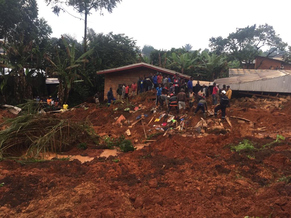 CamerounTribune's tweet photo. Glissement de terrain à Bafoussam: 11 maisons englouties, plus de 50 personnes disparues, 33 corps déjà retrouvés. Les fouilles se poursuivent. https://t.co/GaEA0ggWhX