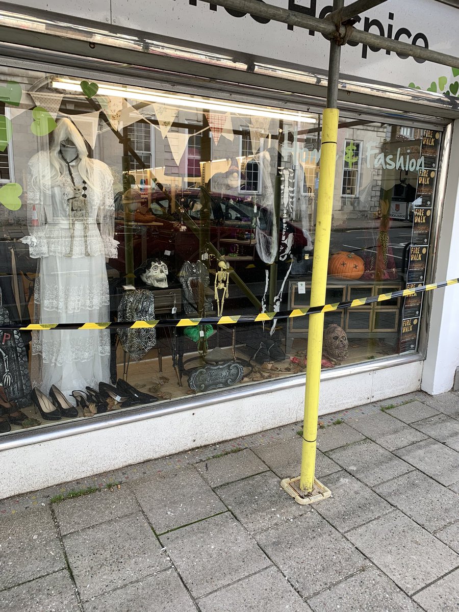 LewesSTPJH's tweet photo. Spooooooooky window display 👻👻👻👻👻👻👻👻👻 https://t.co/KoS5NycUwD