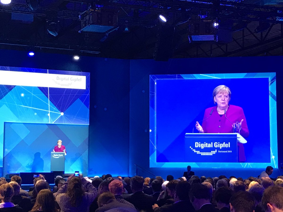 Bundeskanzlerin Angela Merkel sieht Nachholbedarf bei der digitalen Infrastruktur: „Wir werden den Ansprüchen an ein hochentwickeltes Industrieland nicht gerecht.“ #DigitalGipfel19