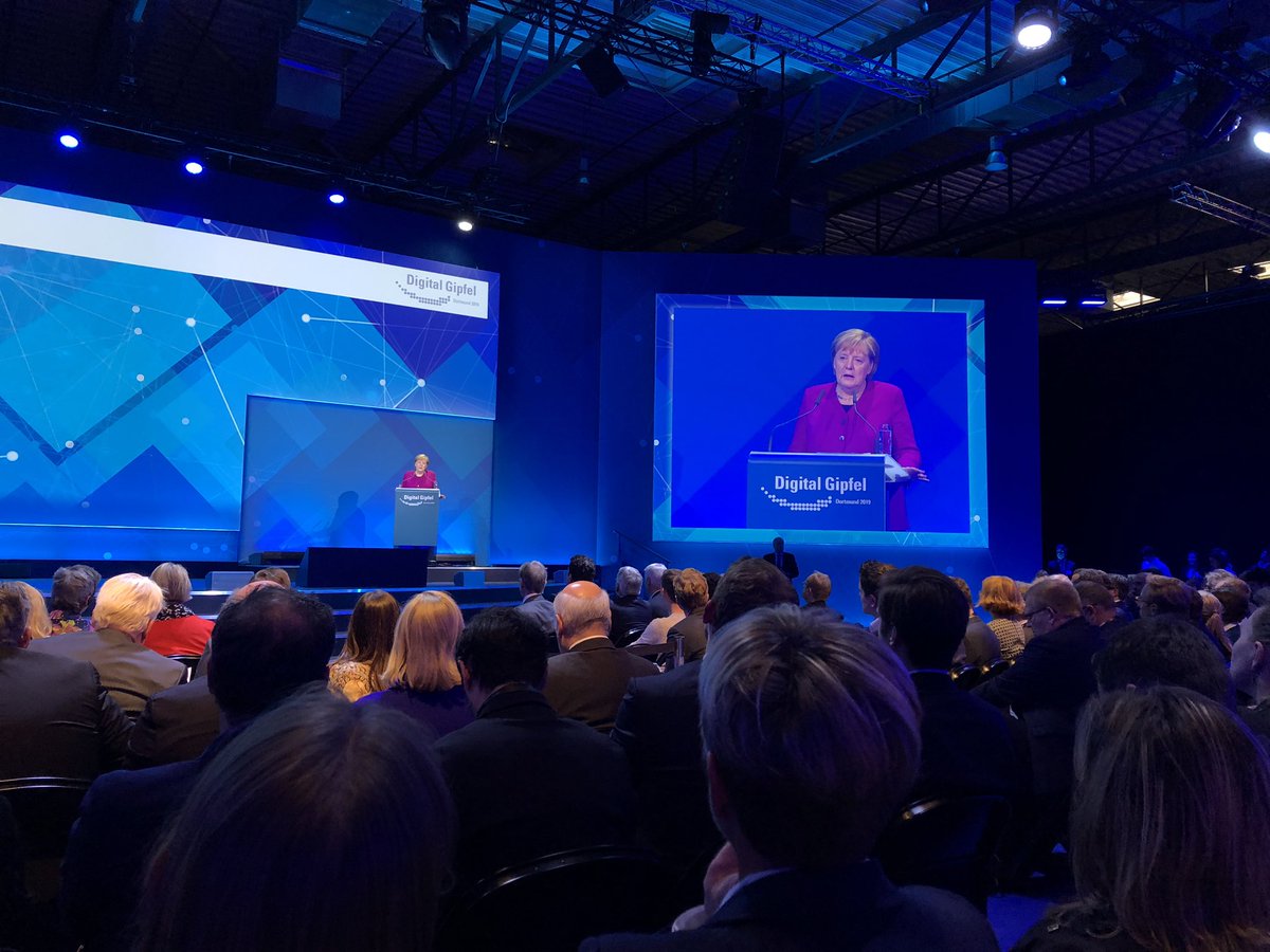 #Merkel bij #Digitalgipfel2019 ‘we moeten de verworvenheden van het analoge tijdperk meenemen in het digitale tijdperk’. ‘Duitsland kan niet alles, maar als Europa kunnen we dat wel’. <a href="/IndustrySmart/">Smart Industry</a> <a href="/NLinDeutschland/">NL Botschaft Berlin🇳🇱🇩🇪</a> <a href="/IAnetwerk/">Netherlands Innovation Network</a>