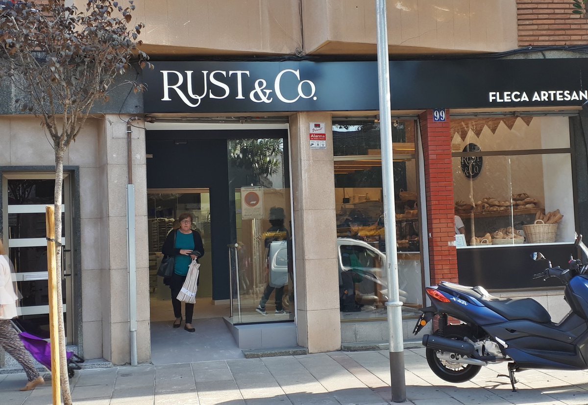 cornella20's tweet photo. Hace unas semanas abrió en la Rubio i Ora una panadería fleca artesanal  (junto Cine Titan) RUST &amp;  Co . El pan es buenísimo (hecho por ellos).  Me alegro q se creen pequeños comercios de calidad como éste. Espero a tenga mucho éxito #cornella #comerç https://t.co/PoSs9kyKlR
