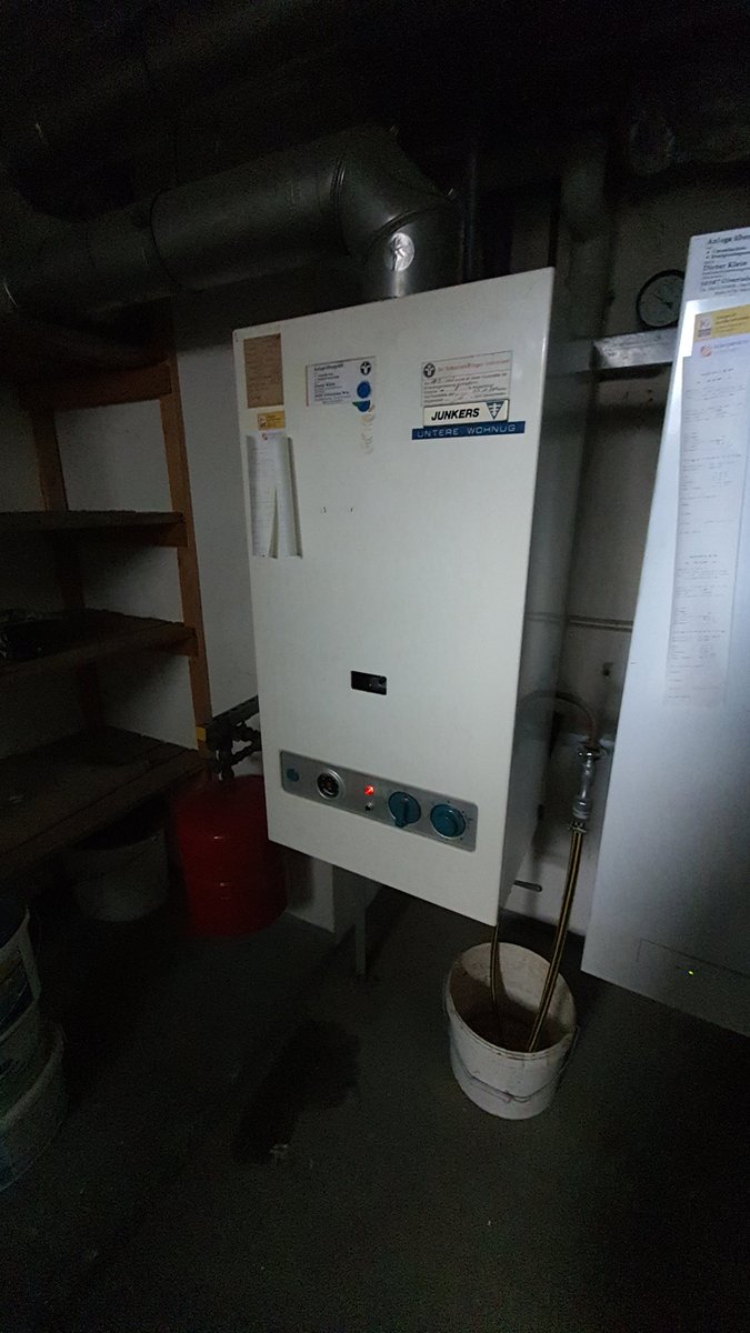 #schrott #schrotthaufen #müll #thermedesgrauens #backtothe80s #80er #oldbutnotgold #old #defekt #broken #sparsamervermieter