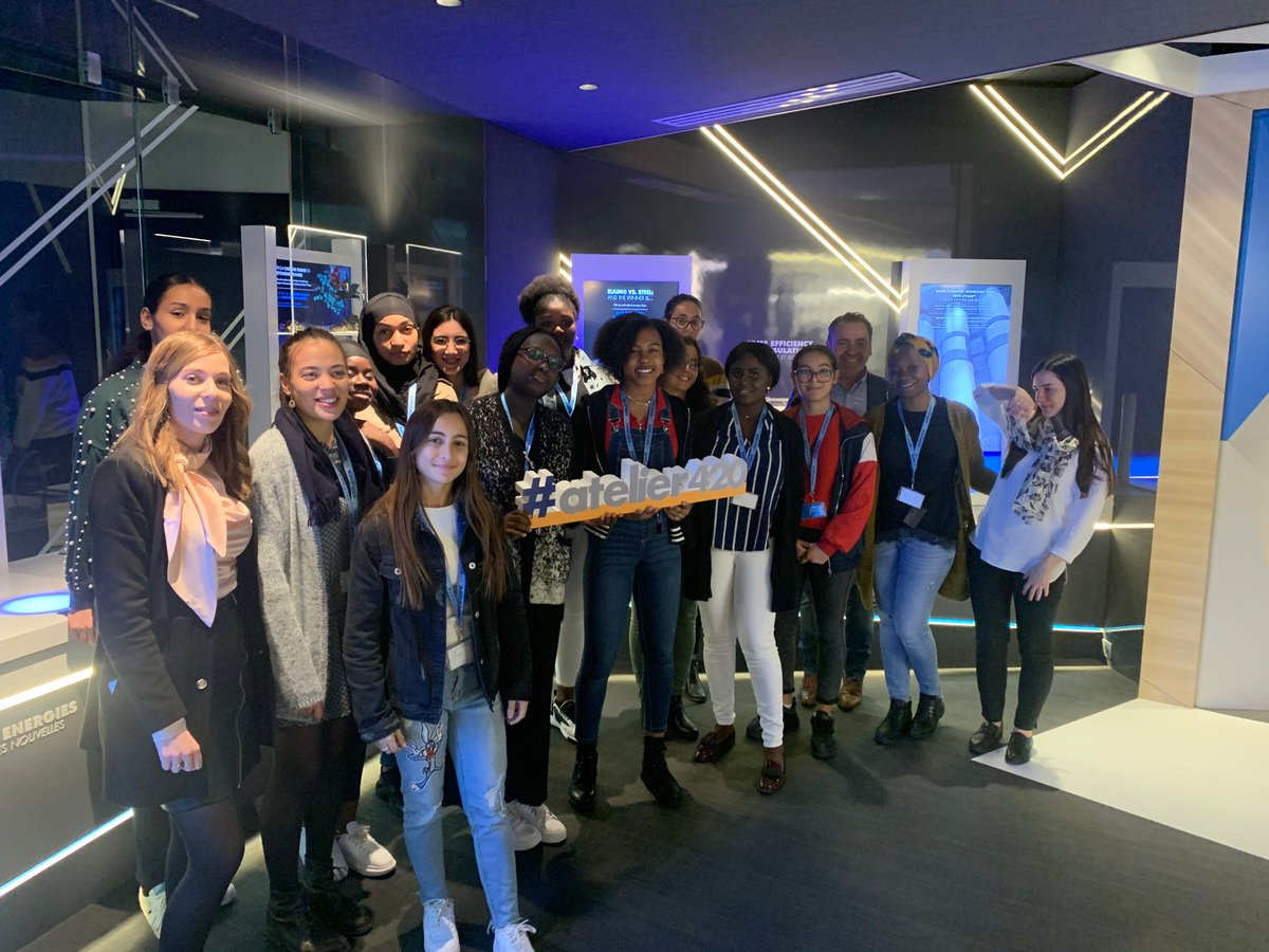 Arkema_fr's tweet photo. La journée spéciale @SDLV_Officiel continue avec une visite de notre siège social à Colombes, la découverte de notre #atelier420 par @CavicchiFred et des échanges avec nos salariés. Le programme "L dans la Ville" à la découverte des matériaux ! #LDLV #SDLV https://t.co/SLm90WmvlF