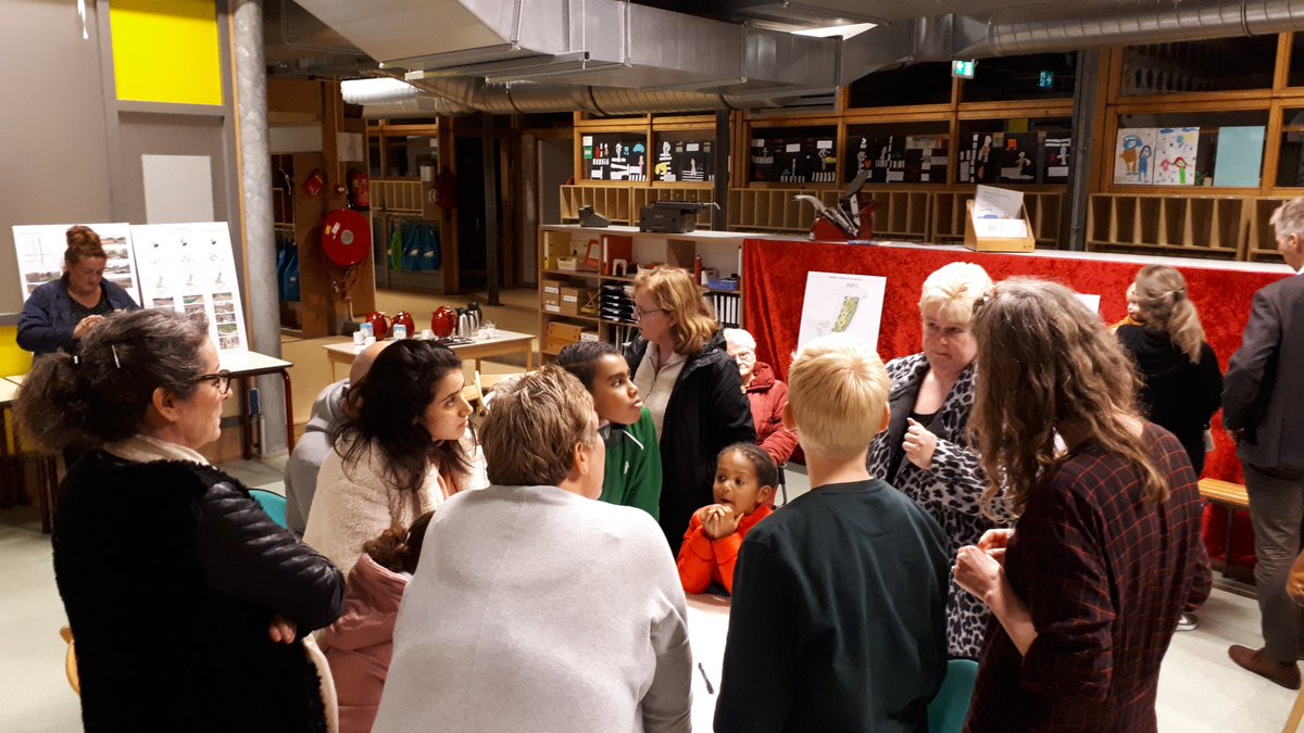 De kinderen van de basisschool De Zevensprong in Amsterdam spelen liever in de buurtspeeltuin dan op hun eigen schoolplein. Daar moet verandering in komen! Gisteren tijdens de inloopavond verschillende varianten voorgelegd.