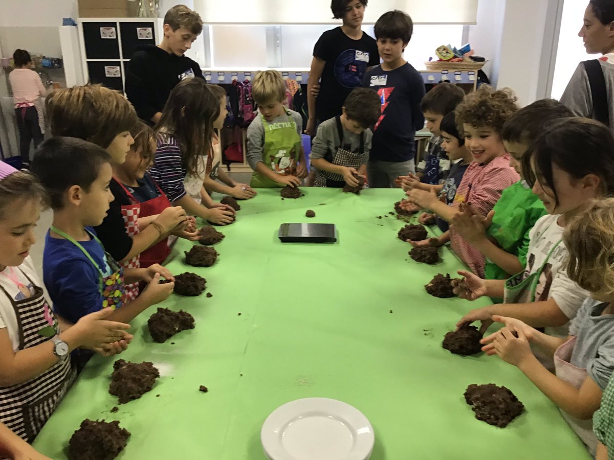 escolasadako's tweet photo. Avui a @escolasadako les nenes i nens d’Educació Infantil han fet panellets.
#capscomunicaciosdk https://t.co/oFbxmP6YhM