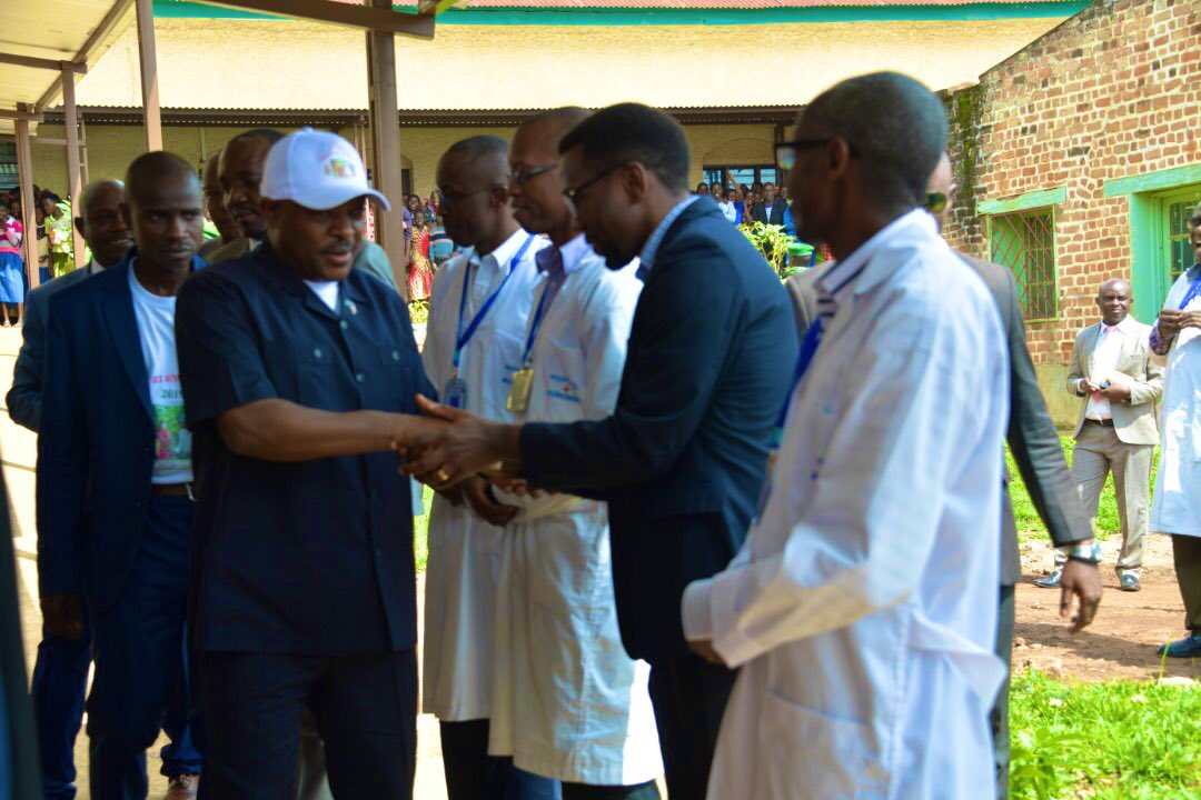 NtareHouse's tweet photo. #Burundi Après la séance de moralisation à Kayokwe, le Chef de l’Etat S.E @pnkurunziza a procédé à l’inauguration d’un bloc Pédiatrie-Maternité de l’Hôpital Kibumbu et d’une nouvelle Agence de la BGF située au chef-lieu de @MwaroProvince. https://t.co/99IY79TCTn