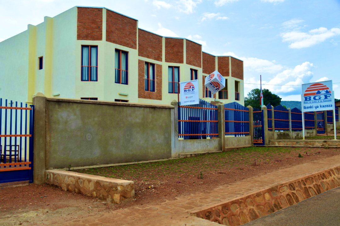 NtareHouse's tweet photo. #Burundi Après la séance de moralisation à Kayokwe, le Chef de l’Etat S.E @pnkurunziza a procédé à l’inauguration d’un bloc Pédiatrie-Maternité de l’Hôpital Kibumbu et d’une nouvelle Agence de la BGF située au chef-lieu de @MwaroProvince. https://t.co/99IY79TCTn