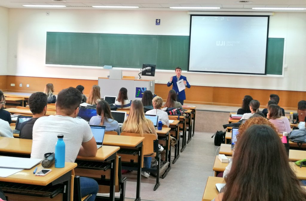 MadridBoquin's tweet photo. Cuando lo que dices en un chat acaba en un juicio 🤯: "El WhatsApp como prueba en el proceso civil" 🏛️📲. Seminario con los alumnos de Derecho Procesal Civil #DR1021. @LlavesMagia nos ha hipnotizado con su dinámica presentación. 👍 https://t.co/E59hHUL1ha