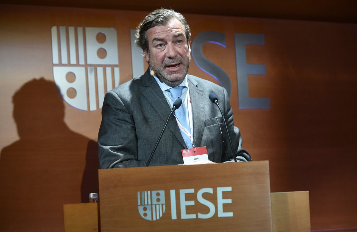 sernauto's tweet photo. "Se está evolucionando hacia una versión informatizada de la fábrica. El desafío para esta nueva revolución industrial se encuentra ligado a los grandes retos y oportunidades de la Industria 4.0", señala José Portilla, Director General de @sernauto en su ponencia en #IESEAuto https://t.co/bRHkPuEqHf