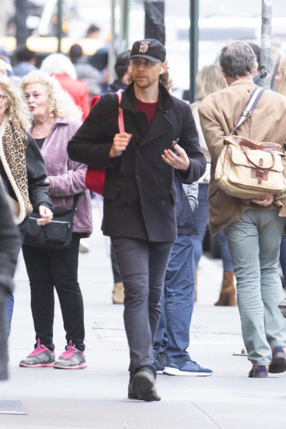 royaltyloki's tweet photo. HE'S WEARING THE RED SWEATER AND A PINK AND RED BACKPACK DONT TOUCH ME IM IN SHOCK https://t.co/W7fynkNNt3