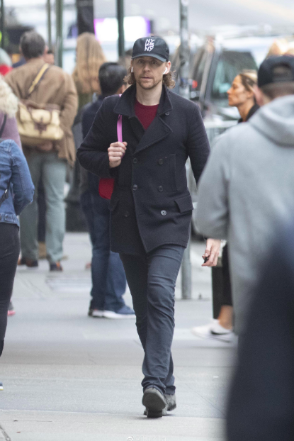 royaltyloki's tweet photo. HE'S WEARING THE RED SWEATER AND A PINK AND RED BACKPACK DONT TOUCH ME IM IN SHOCK https://t.co/W7fynkNNt3