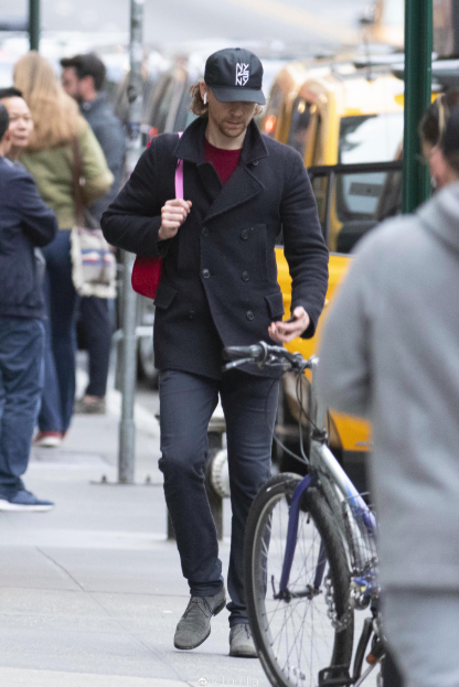 royaltyloki's tweet photo. HE'S WEARING THE RED SWEATER AND A PINK AND RED BACKPACK DONT TOUCH ME IM IN SHOCK https://t.co/W7fynkNNt3