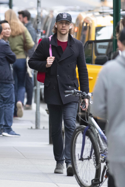 royaltyloki's tweet photo. HE'S WEARING THE RED SWEATER AND A PINK AND RED BACKPACK DONT TOUCH ME IM IN SHOCK https://t.co/W7fynkNNt3