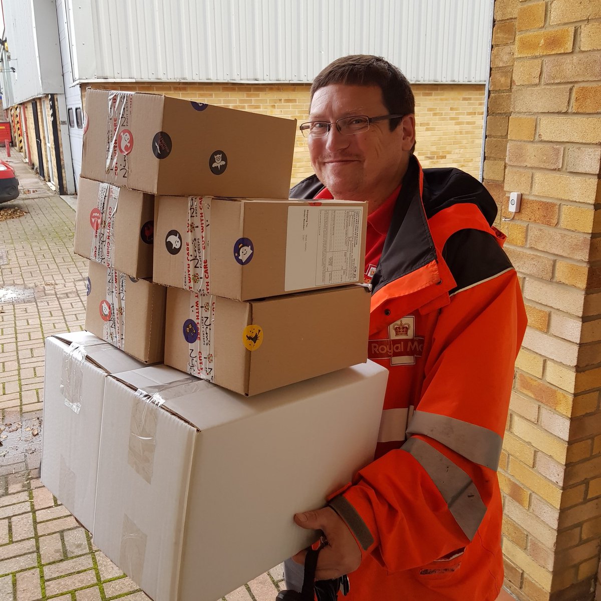 Nimskids's tweet photo. Thanks to Justin our #postman for safely sending our prize winners their gifts! 
@royalmailofficial you guys and gals rock!

#competition #halloween #winners #royalmail #prize #win #airdried #fruitcrisps #vegansofinstagram #vegansnacks https://t.co/jtNTleDzos