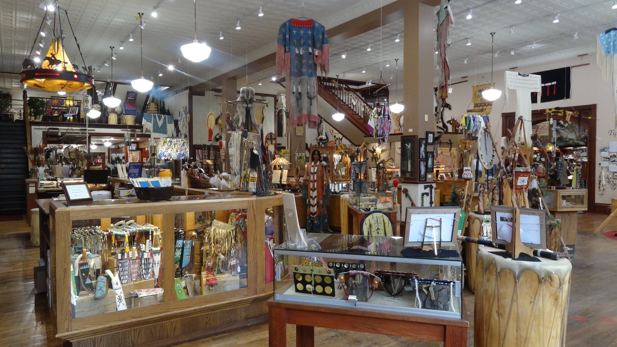 prairieedge's tweet photo. Good Morning Family and Friends: The gallery sure looks good and it's nice and warm inside 🙂 Have a great day everyone, take very good care of each other ❤️ #PrairieEdge #SiouxTradingPost https://t.co/CeFSkyanz6