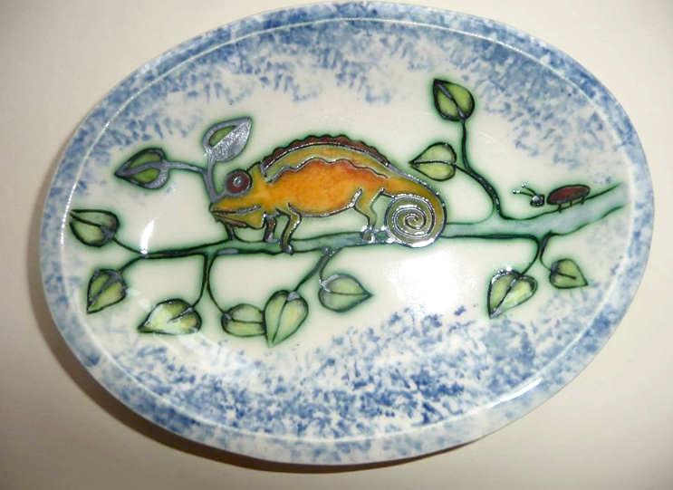 AbingdonCraft's tweet photo. Jeanne Jackson creates unique pottery at her purpose-built studio in Horspath. Designs are carved into leather hard clay before firing. Oxides are then applied to the lines followed by underglaze painting, glazing and final firing. Visit #ATCF19 - https://t.co/DOCdzTMP5J https://t.co/sapbsRFNkb