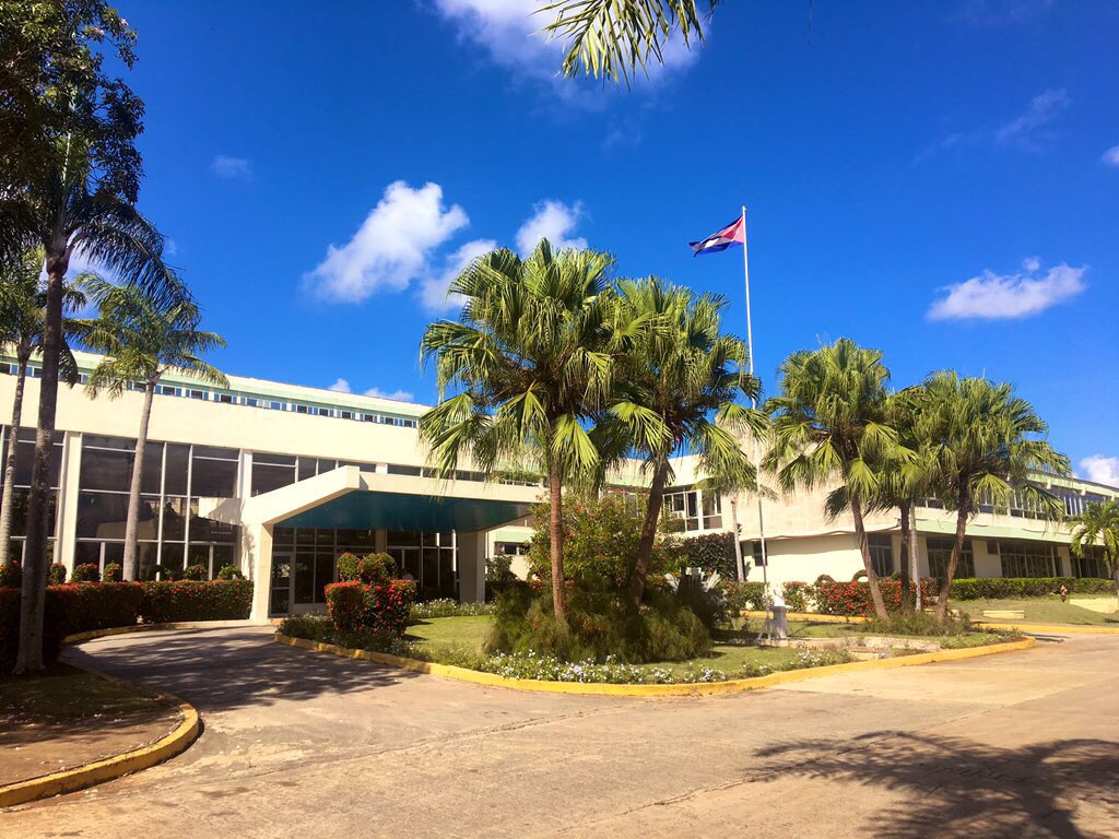 #VoyageDeFinDEtudes - Jour 2 🇨🇺| Une matinée consacrée à la découverte du programme national #VIH #SIDA et à la prise en charge des populations touchées par les arboviroses au sein de l’Institut de Médecine Tropicale Pedro Kouri. L’occasion d’aborder la question de la #prévention