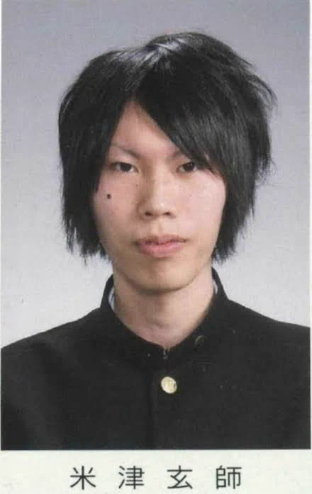 卒業アルバムは大事？ふざけて撮ってしまうと有名になってから晒されるかもwww