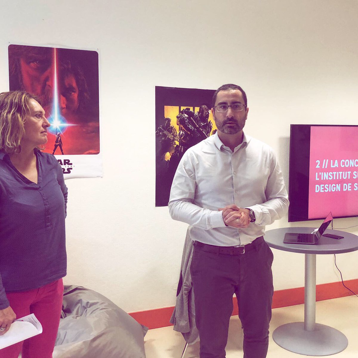 InstitutD_'s tweet photo. Aujourd’hui la @VilleSaintMalo lance l’application #Dilo qui a fait objet d’un workshop à l’ #institutD cette année.
Bravo aux étudiants qui ont co-crée l’identité de marque, visuelle et l’interface de l’appli.
Un projet piloté par @WheeldogsFR et le #pôlejeunesse de la ville. https://t.co/UYK9mYrRci