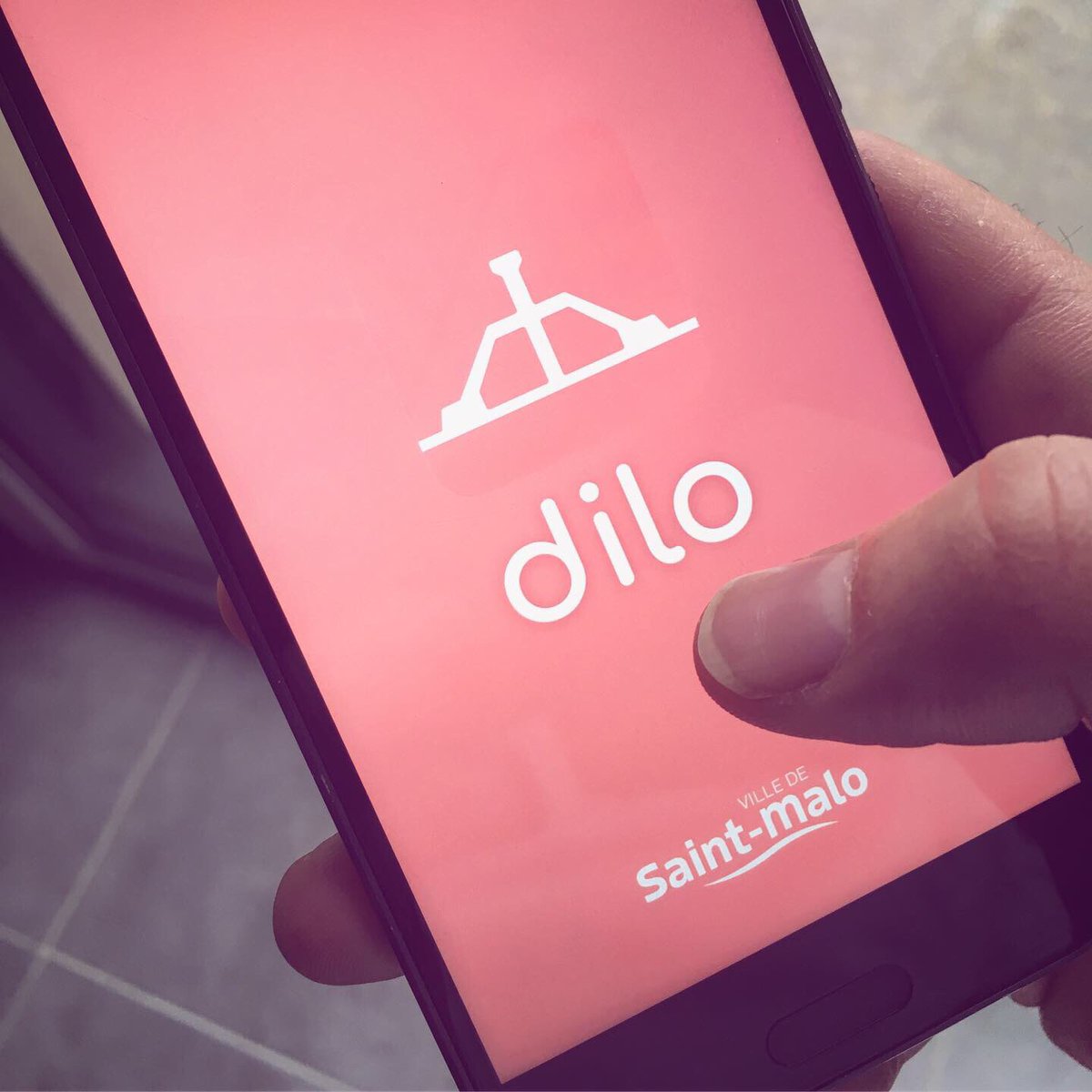 InstitutD_'s tweet photo. Aujourd’hui la @VilleSaintMalo lance l’application #Dilo qui a fait objet d’un workshop à l’ #institutD cette année.
Bravo aux étudiants qui ont co-crée l’identité de marque, visuelle et l’interface de l’appli.
Un projet piloté par @WheeldogsFR et le #pôlejeunesse de la ville. https://t.co/UYK9mYrRci