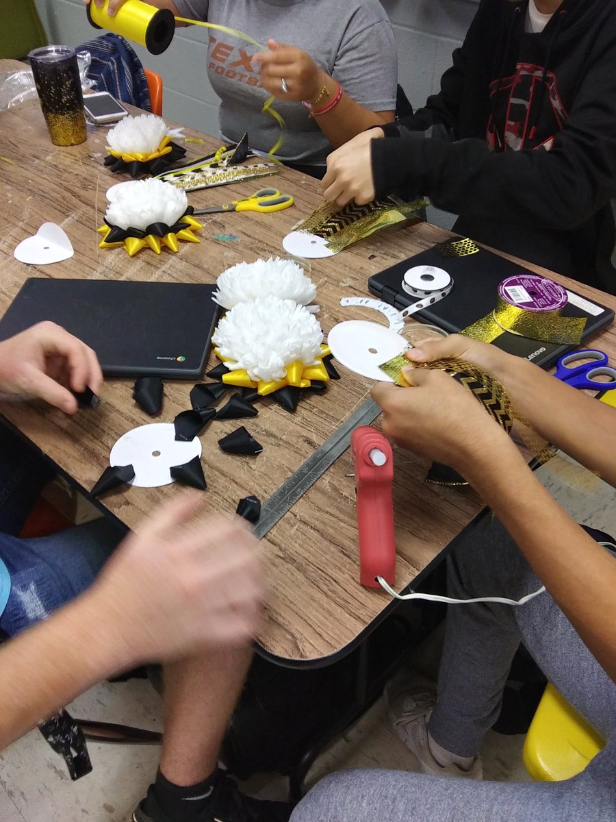 B_E_Cantu's tweet photo. Walked into this!! Great job everyone! #Homecoming2019 #LHS #LytlePirates #HomecomingMums in the making! #FloralDesign #MeganHooker @lytleisd @lytlebuzz @JoseRGarza4  @JCriswell_LHS https://t.co/A0E0Zlhpeb