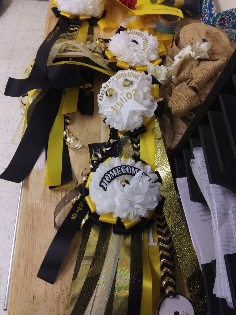 B_E_Cantu's tweet photo. Walked into this!! Great job everyone! #Homecoming2019 #LHS #LytlePirates #HomecomingMums in the making! #FloralDesign #MeganHooker @lytleisd @lytlebuzz @JoseRGarza4  @JCriswell_LHS https://t.co/A0E0Zlhpeb