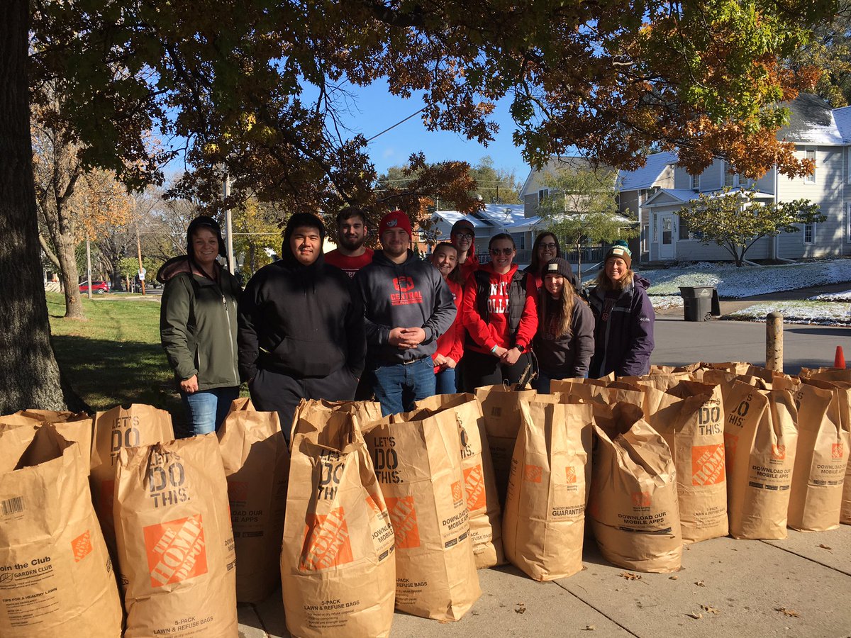 CentralCollEd's tweet image. 34 bags raked. Time for lunch at Holy Family in Des Moines!