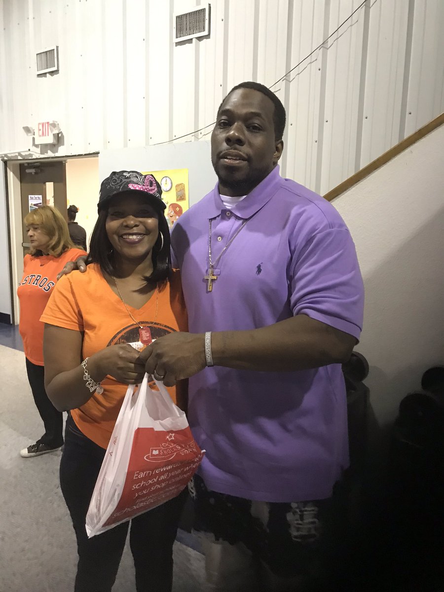 TmcbrideR's tweet photo. This dad not only bought books for his child but he donated books to give to scholars who didn’t get any. Beautiful!!!! Thanks!!!!! #TellitTuesday #RSPACV https://t.co/AorJtVtlg7