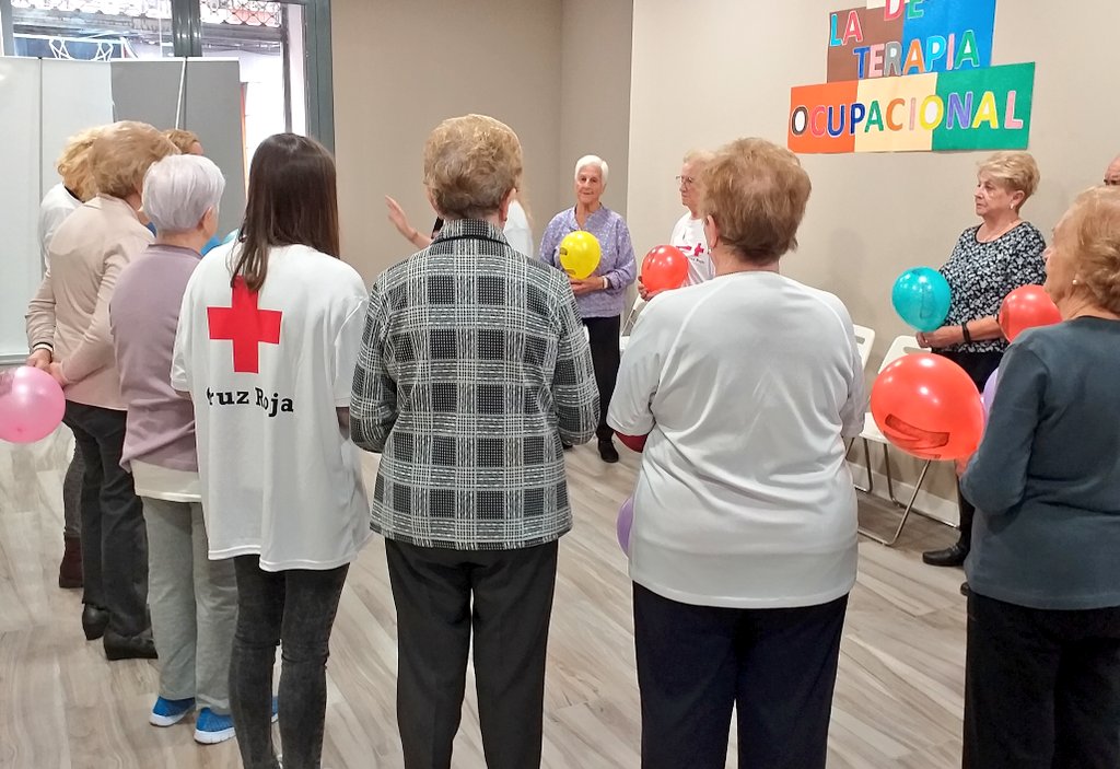 CruzRojaZgz's tweet photo. En @CruzRojaZgz hacemos numerosas actividades con personas mayores. 🧓👵👴

❤La #terapiaocupacional es fundamental para romper la sensación de #soledad, monotonía  y aislamiento. https://t.co/wT53lDdsE1