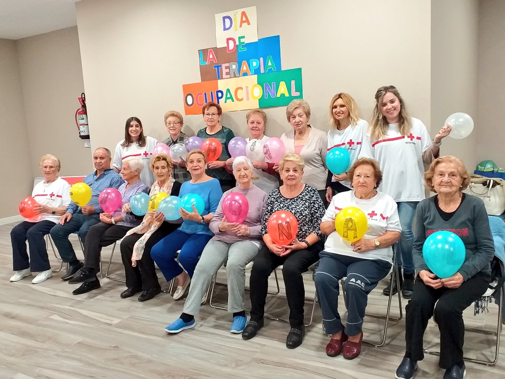 CruzRojaZgz's tweet photo. En @CruzRojaZgz hacemos numerosas actividades con personas mayores. 🧓👵👴

❤La #terapiaocupacional es fundamental para romper la sensación de #soledad, monotonía  y aislamiento. https://t.co/wT53lDdsE1