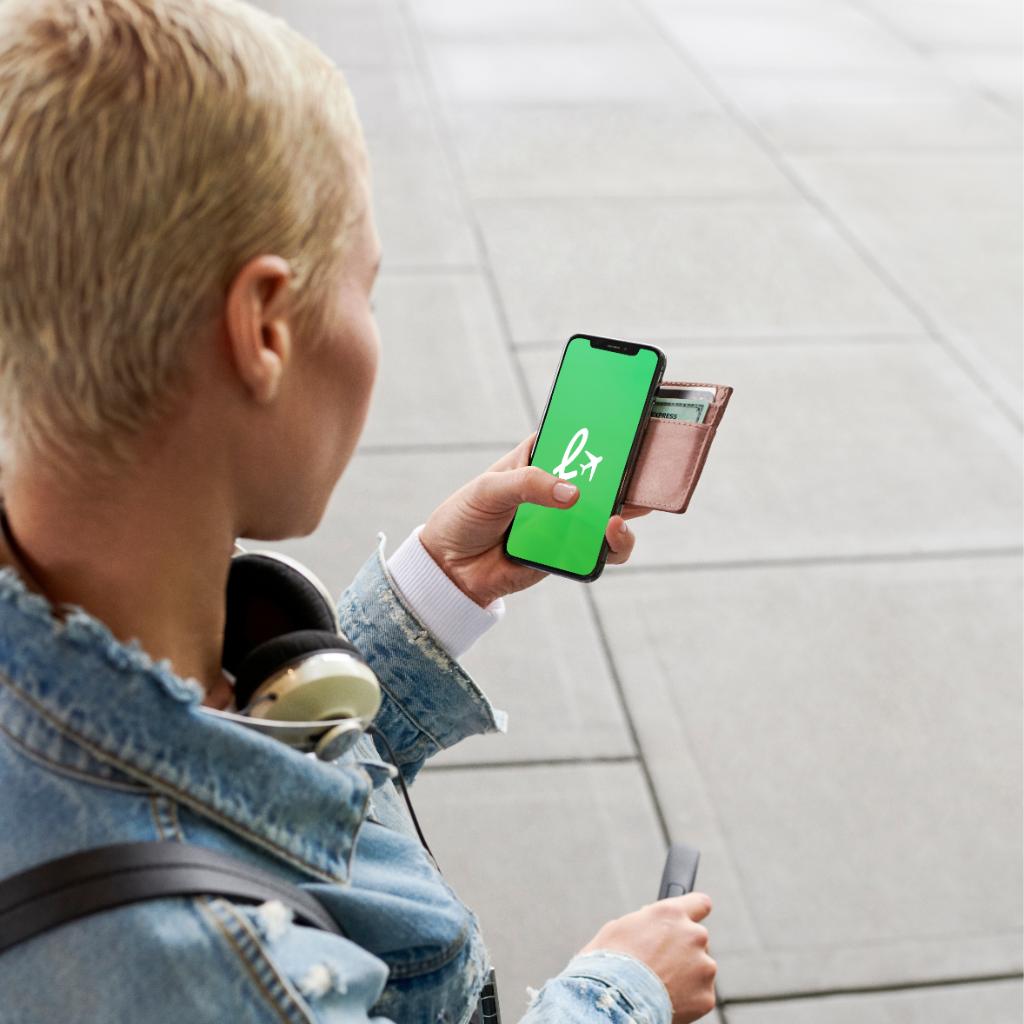 AmericanExpress's tweet image. Arriving early to the airport = more time for snacks. With #AmexGreen you can receive to $100 in statement credits annually when you purchase lounge access through @loungebuddy, making your pre-flight self care easier than ever. Terms apply. americanexpress.com/greenfromamex