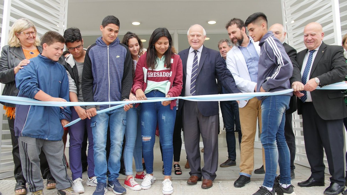 GobSantaFe's tweet photo. En la ciudad de Santa Fe, @MiguelLifschitz inauguró el nuevo edificio para la EESO N° 510

✅ 2178 m2
✅ 7 aulas 
✅ Biblioteca, laboratorio y SUM
✅ Playón, sala de reuniones, de profesores y espera 
✅ Área administrativa, oficinas y depósito

¡A disfrutarlo! https://t.co/VstasagCZG