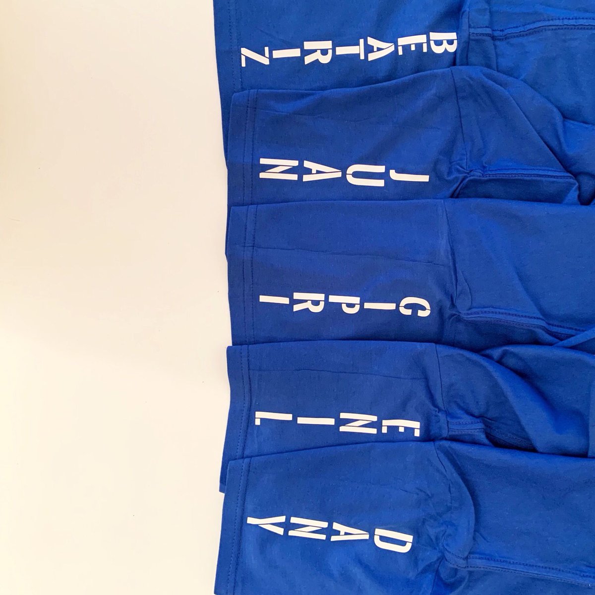 am_imprenta's tweet photo. Seguimos preparando equipaciones para la nueva temporada de dardos.
Así quedaron las mangas de las camisetas de “Los Caminantes”.
#amprint #imprenta #impresion #personalizacion #diseño #torrejon #torrejondeardoz⠀
#camiseta #camisetapersonalizada #vinilo #dardos @JHKtshirt https://t.co/dM7XyXgP7v