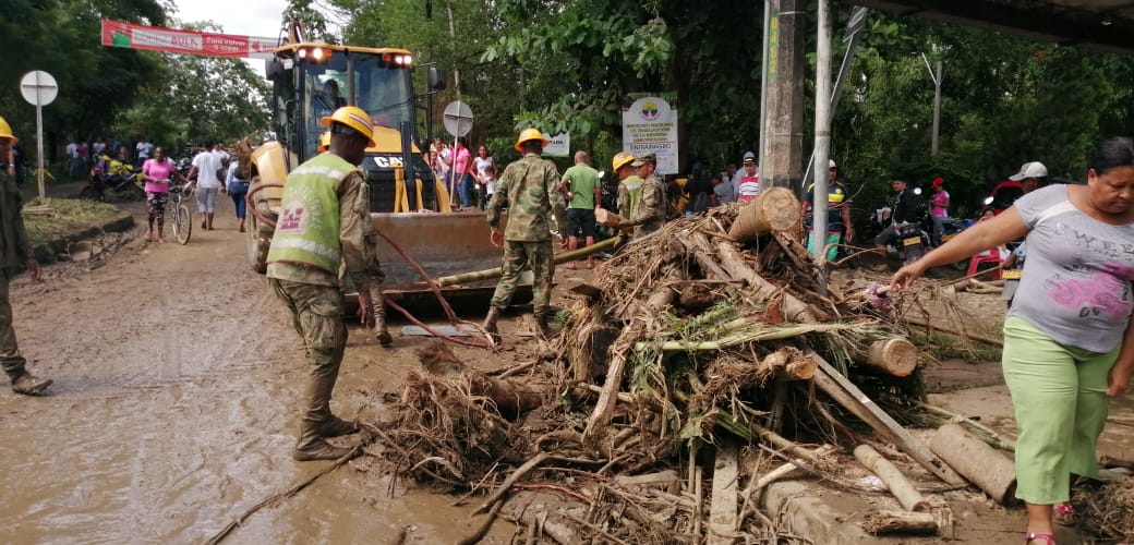 SMC_EJERCITO's tweet photo. Continúan las labores de limpieza en Apartadó, #Antioquia por parte de nuestros @Ingenieros_EJC
de @Ejercito_Div7. Comprometidos con el Urabá Antioqueño. 

#SoldadoEsServicioSocial
@alcaldeapartado https://t.co/oBz97NWckG