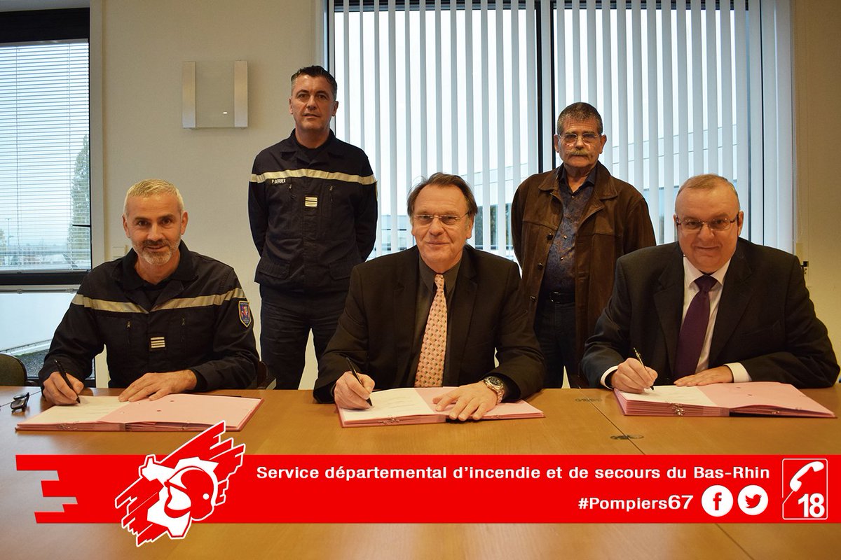 sdis67's tweet photo. Signature d'une convention entre le @sdis67, l'#UDSP67 et l'amicale du #SDIS67 actant la création d'une équipe de soutien départementale des #Pompiers67. Objectifs : aide logistique et pérennisation des liens intergénérationnels par la mise à disposition de bénévoles. https://t.co/teEhnZXeSw