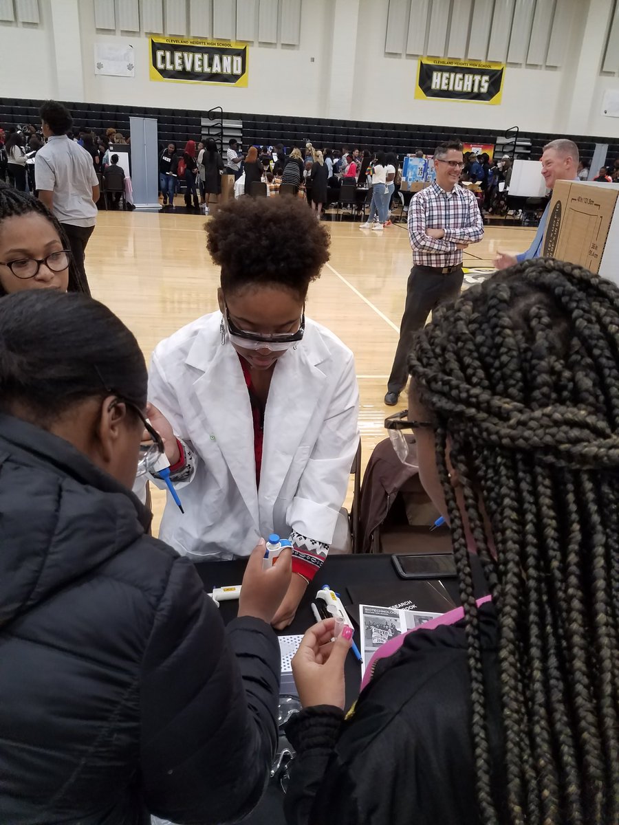 It's always great to attend the @HeightsCTE Career Tech fair. So many awesome opportunities... sophomores, sign up! Pictured: the biotechnology program demonstration. #cte #careertech @HeightsHighCHUH #biotech