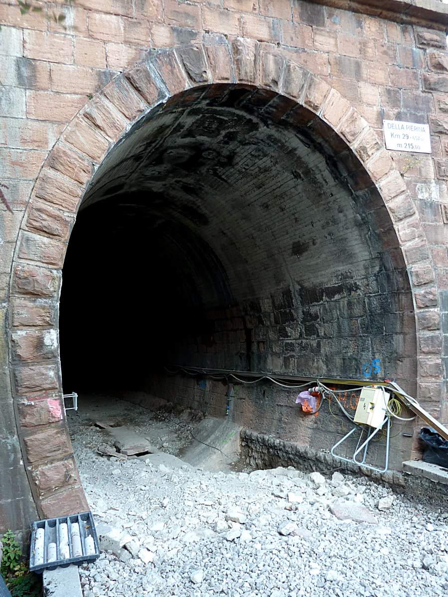 TreniBelluno's tweet image. #Elettrificazione #Conegliano - #Belluno: lavori per abbassare il binario in una delle gallerie.