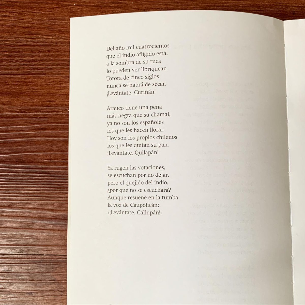 museovparra's tweet photo. “Arauco tiene una pena
que no la puedo callar,
son injusticias de siglos
que todos ven aplicar.
Nadie le ha puesto remedio
pudiéndolo remediar.
¡Levántate, Huenchullán!”.
.
Compartimos la letra de “Arauco tiene una pena”, de Violeta Parra. https://t.co/FlEY11e51k