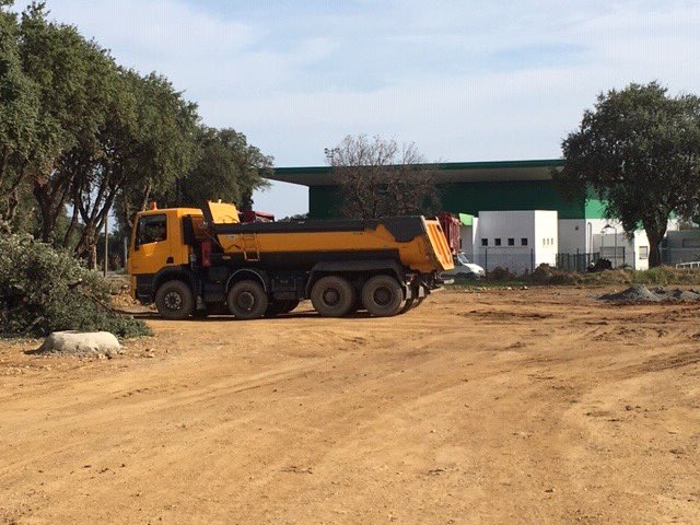 Vescovato20215's tweet photo. C’est à aujourd’hui à #vescovato , qu’a été donné le premier coup de pelle pour le démarrage officiel du chantier du nouveau groupe scolaire ! 
C’est en présence du maire de la commune M. Benoît Bruzi que les camions ont commencé leur ouvrage.
 #uviscuvatu https://t.co/2gK4v0wdRC
