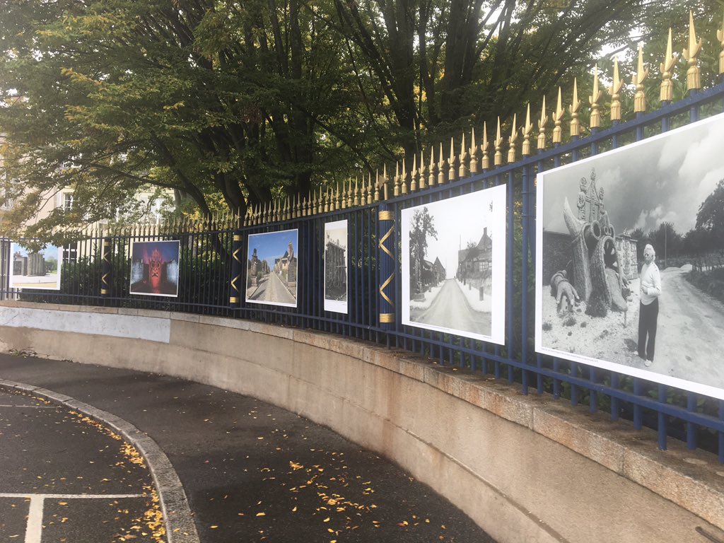 Le <a href="/MuseeTatin/">Musée Robert Tatin</a> s’affiche sur les grilles de la préfecture et du conseil départemental de la Mayenne à <a href="/Laval_la_Ville/">Laval la Ville</a> à l’occasion des 50 ans du Musée Robert Tatin <a href="/lamayenne/">La Mayenne, le Département</a> <a href="/Prefet53/">Préfète de la Mayenne</a> <a href="/MayenneTourisme/">Destination Mayenne</a> <a href="/MayenneTourisme/">Destination Mayenne</a> <a href="/franckriester/">Franck Riester</a> <a href="/MinistereCC/">Ministère de la Culture 🇫🇷</a>