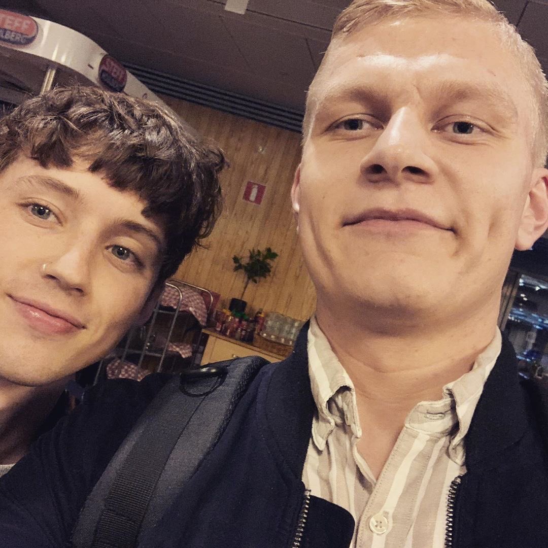 Troye_Polska's tweet photo. Troye z fanem na lotnisku Arlanda w Sztokholmie. (📷: oskarpinotjohansson) https://t.co/l2CjIn7E5b