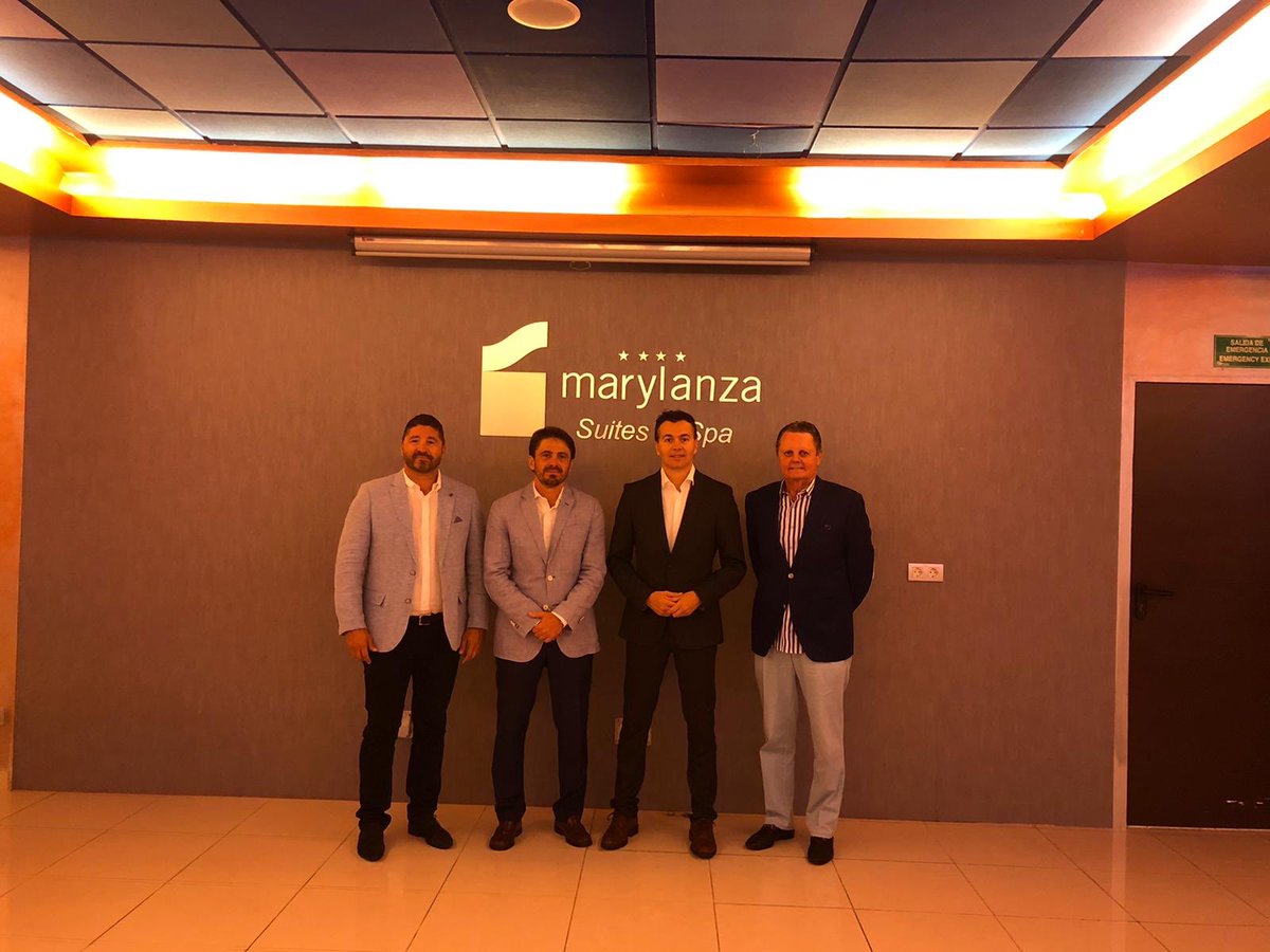 Tercera reunión con los candidatos por la Provincia de Tenerife organizada por el Cest, Ashotel y Fast. En esta ocasión con el candidato del Psoe, Hector Gomez. Discurso centrado en el turismo y las infraestructuras como elaeropuerto Reina Sofía y  el Puerto de Fonsalia.