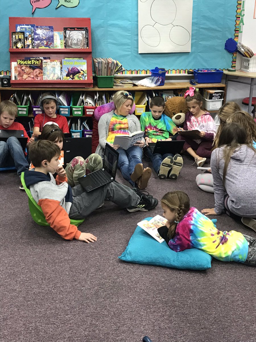 MrsBarton3rdGr's tweet photo. Just relaxing and reading with our principal in our tie-dye! #wesclinwarriors https://t.co/SlutZyLjnf