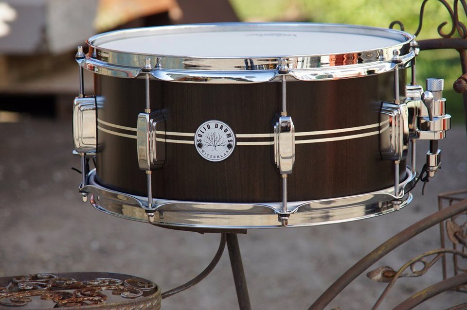 DocSpoons's tweet image. New „Doc Spoons“ 14x6.5 Beech Snare with Satin Black Stain, Gold Leaf Pinstripes, Trick Throw off and Canoous wires from Solid Drums Switzerland.